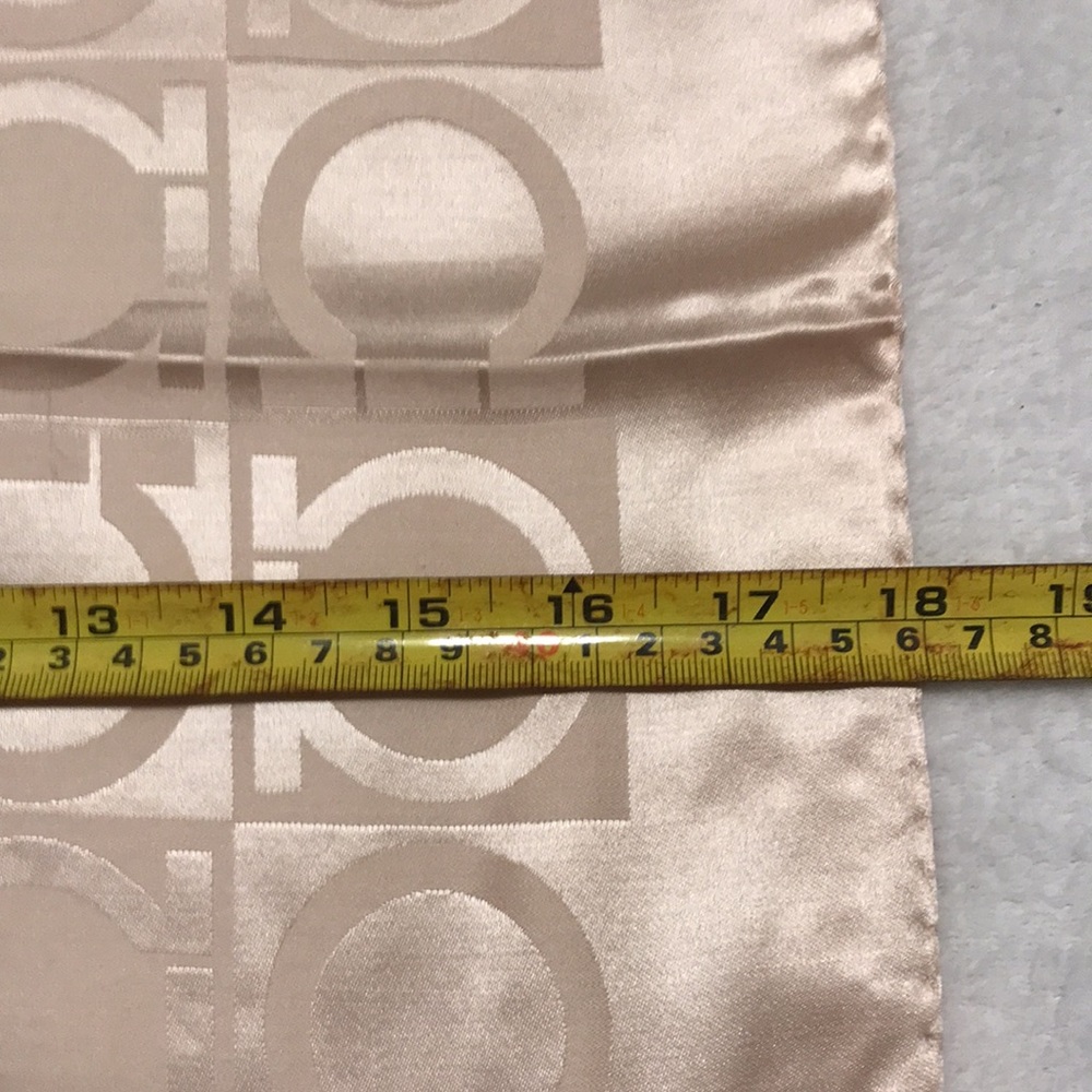 Salvadore Ferragamo scarv like new - Picture 8 of 8